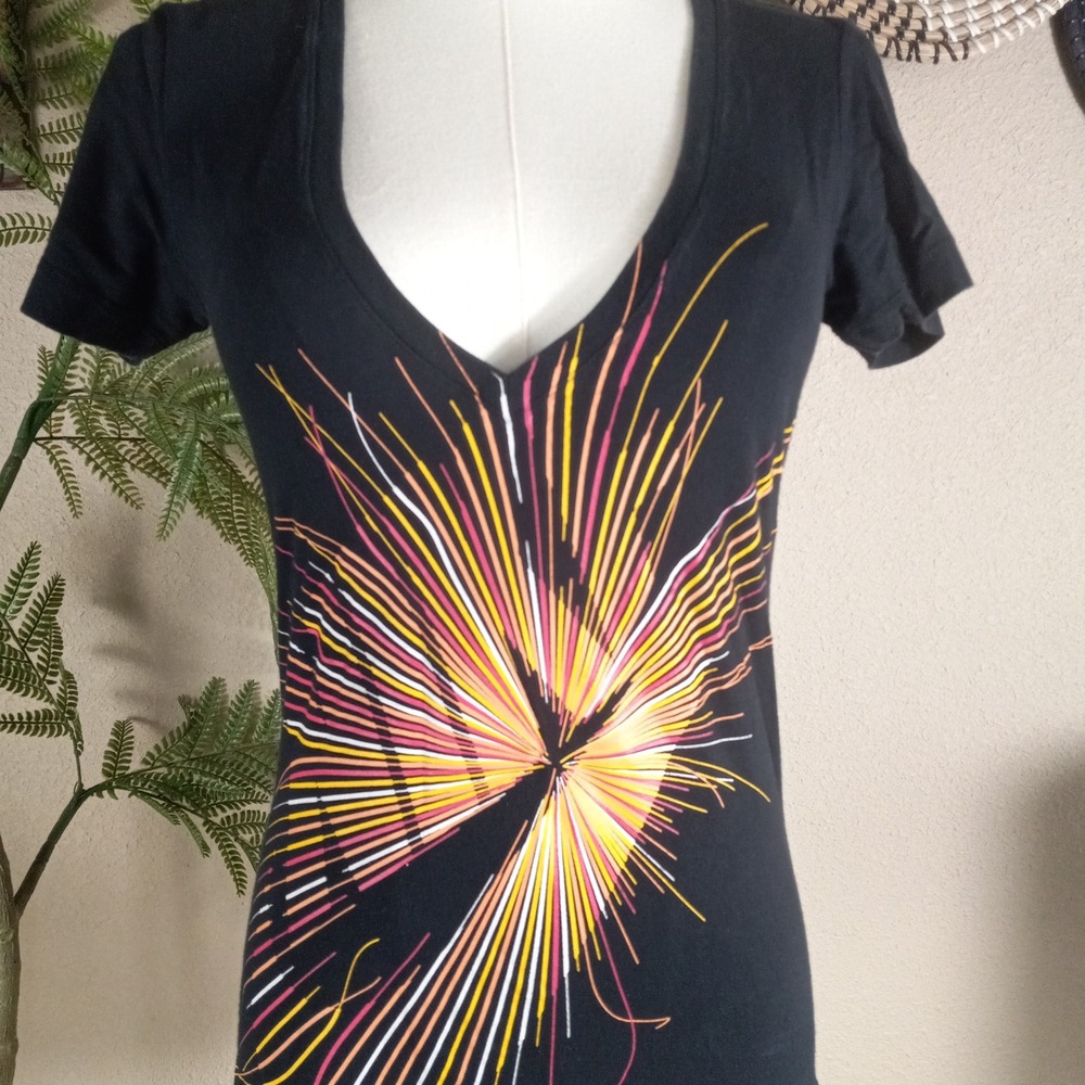 Nike‎ Womens Black V-Neck Graphic T-Shirt Abstract Sunburst Cotton Tee RN56323 - Picture 2 of 6